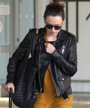Daisy-Ridley-airport-Black-leather-jacket