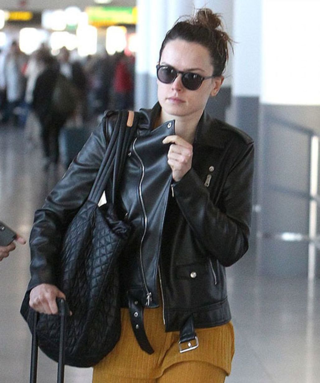 Daisy-ridley-airport-leather-jacket